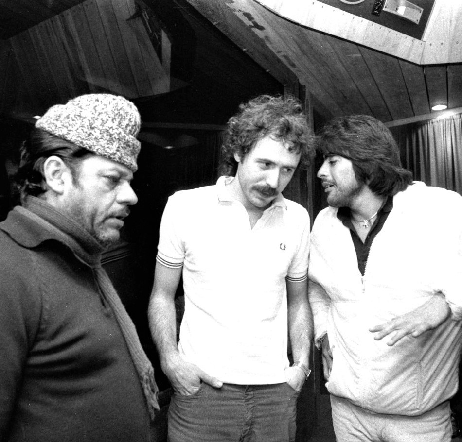 Grabación de "Los futuros murguistas" junto a la murga Falta y Resto.
De izq. a der. Canario Luna, Jaime Roos, un allegado.
 📌Estudio La Batuta, Montevideo
📅 Otoño de 1984
📸 Mario Marotta