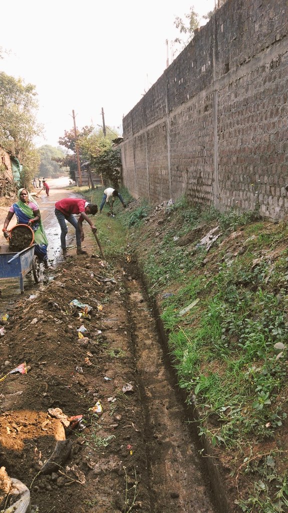 ✓कलेक्टर महोदय <a href="/collectorharda/">Collector Harda</a>  के निर्देश अनुसार ग्राम पंचायतो में सतत सफाई अभियान चलाया जा रहा है और समस्त सार्वजनिक स्थलों पर सफाई की जा रही है ।
✓इस अभियान हेतु सीईओ @RSissoniya द्वारा  दिशा निर्देश जारी किए गए हैं एवं सतत मॉनिटरिंग की जा रही है
<a href="/projsharda/">PRO Harda</a>
<a href="/minprdd/">Panchayat and Rural Development Department, MP</a> 
#SBM