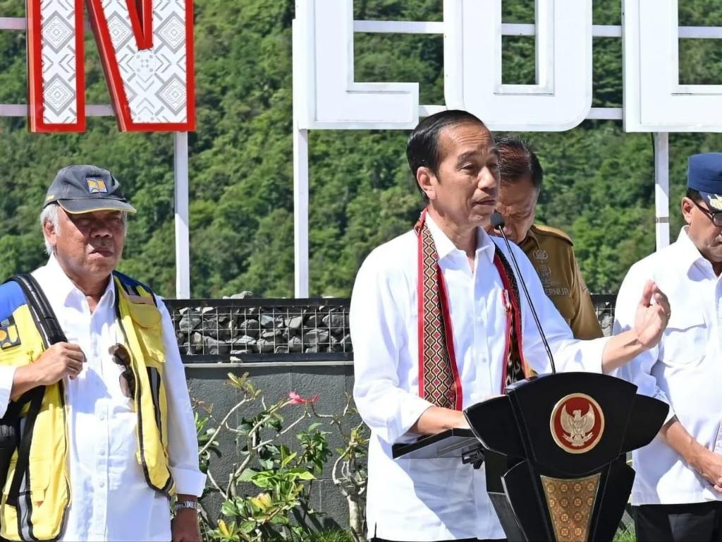 jokowi's tweet photo. Kesiapan dan pengelolaan air serta energi sangat krusial dalam mendukung pertanian juga produksi energi bersih. Hari ini Jumat, 23 Februari 2024, saya meresmikan Bendungan Lolak di Kabupaten Bolaang Mongondow, Provinsi Sulawesi Utara. Dana investasinya sebesar Rp2,02 triliun, kapasitasnya 16 juta meter kubik, dan dapat mengairi area pertanian seluas 2.200 hektare. Ini menjadi langkah perbaikan yang signifikan dan mendukung Bolaang Mongondow sebagai lumbung padi Sulawesi Utara.

Bendungan Lolak sebagai solusi lokal juga dapat mengatasi isu kekurangan air, menjadi air baku bagi masyarakat, mengurangi risiko banjir wilayah sekitar hingga 29 persen, berkontribusi pada produksi energi melalui pemanfaatan listrik ecohydro, sekaligus sebagai model pengelolaan sumber daya air yang efisien bagi Indonesia. Saya harap, dengan semakin banyaknya pembangunan infrastruktur seperti ini, Indonesia akan mampu mengelola sumber daya dengan lebih efektif, mendukung pertanian, mengurangi risiko bencana alam, serta memajukan produksi energi bersih bagi seluruh rakyat.

Foto: Kris - Biro Pers Sekretariat Presiden