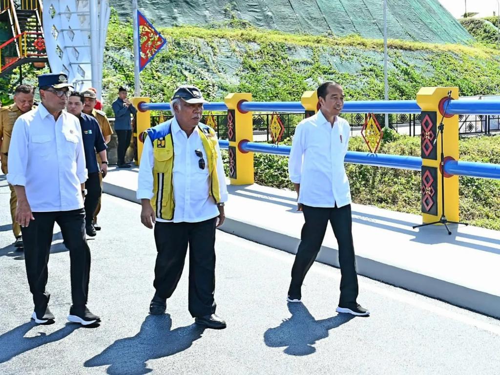 jokowi's tweet photo. Kesiapan dan pengelolaan air serta energi sangat krusial dalam mendukung pertanian juga produksi energi bersih. Hari ini Jumat, 23 Februari 2024, saya meresmikan Bendungan Lolak di Kabupaten Bolaang Mongondow, Provinsi Sulawesi Utara. Dana investasinya sebesar Rp2,02 triliun, kapasitasnya 16 juta meter kubik, dan dapat mengairi area pertanian seluas 2.200 hektare. Ini menjadi langkah perbaikan yang signifikan dan mendukung Bolaang Mongondow sebagai lumbung padi Sulawesi Utara.

Bendungan Lolak sebagai solusi lokal juga dapat mengatasi isu kekurangan air, menjadi air baku bagi masyarakat, mengurangi risiko banjir wilayah sekitar hingga 29 persen, berkontribusi pada produksi energi melalui pemanfaatan listrik ecohydro, sekaligus sebagai model pengelolaan sumber daya air yang efisien bagi Indonesia. Saya harap, dengan semakin banyaknya pembangunan infrastruktur seperti ini, Indonesia akan mampu mengelola sumber daya dengan lebih efektif, mendukung pertanian, mengurangi risiko bencana alam, serta memajukan produksi energi bersih bagi seluruh rakyat.

Foto: Kris - Biro Pers Sekretariat Presiden