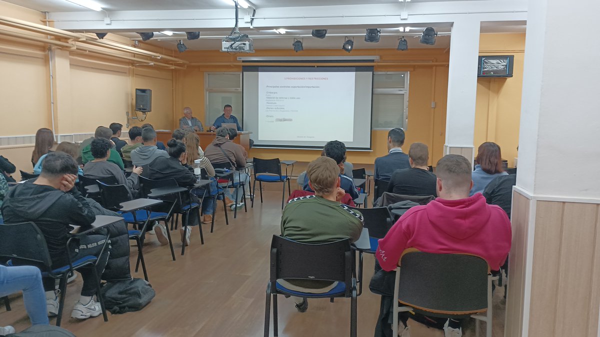 Ayer, los Técnicos de Aduanas, José Arturo Moreno y José Luis Soriano impartieron la charla 'La Aduana Española en la Unión Europea' a alumnado de Gestión Administrativa del Comercio Internacional en Comercio Internacional y Transporte y Logística. Gracias por la colaboración.