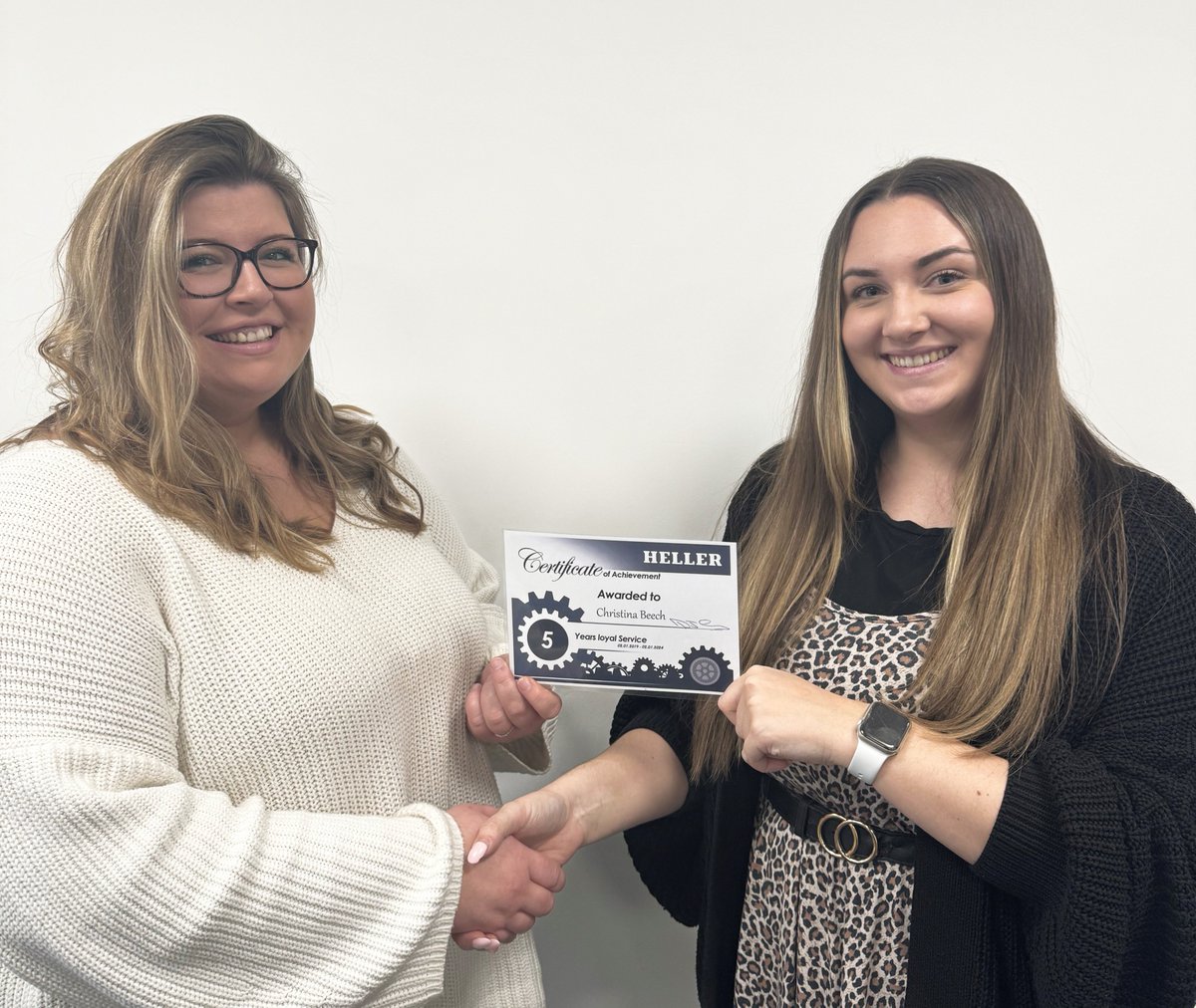 🎉Celebrating 5 Years of Loyal Service: Chrissie Beech at Heller Machine Tools🎉 We express our heartfelt gratitude to Chrissie for her outstanding dedication and commitment over the past five years as an Accounts Clerk #hellermachinetools #team #loyal #service #award