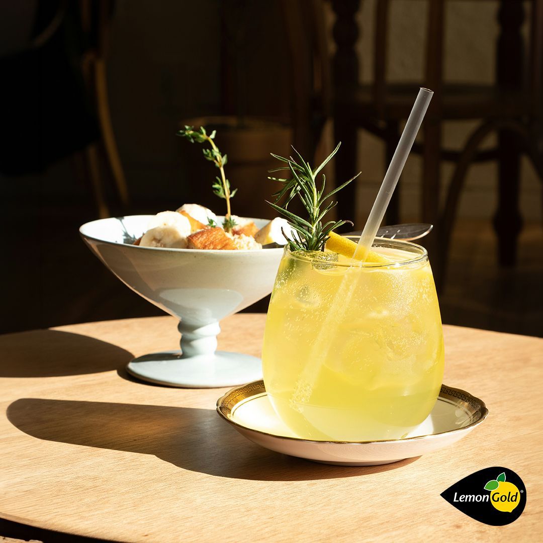 LemonGoldlemons's tweet photo. There's no better way to kick off the weekend than with a refreshing LemonGold lemon-infused summer drink. As Friday afternoon rolls in, relax and rejuvenate with the zesty goodness of nature's finest. Cheers to the perfect citrusy escape. 

#LemonGold #ChefsChoice https://t.co/tym8hZtpKR