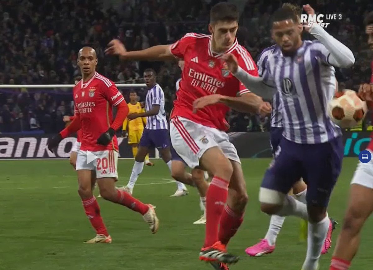 Pour remuer le couteau dans la plaie, il y avait bel et bien main dans la surface je n'ai pas rêvé!
Mais à priori pas eu besoin de la VAR....
 #TFCSLB