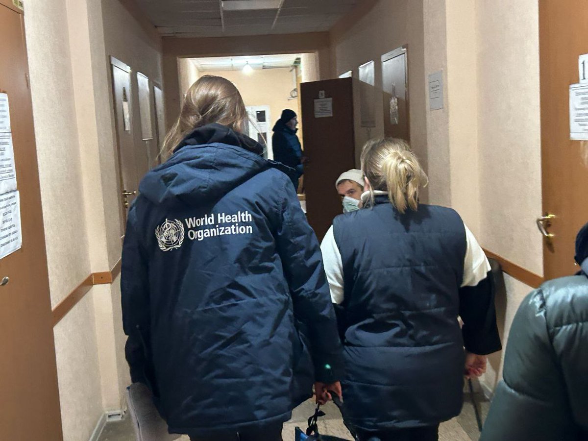 .@WHOUkraine team supported interagency @UN humanitarian convoy to frontline Kurakhove, #Donetsk region to help people in Vuhledar, Mariinka & Kurakhove communities with medical equipment & consumables. 7.6 mln people received critical health-care support across Ukraine in 2023.