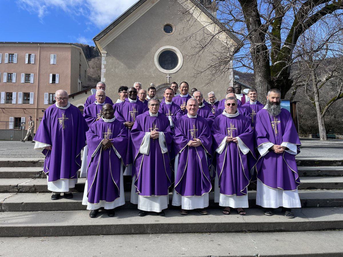 Les prêtres du diocèse de Digne sont en retraite spirituelle, merveilleusement accueillis par toute l’équipe du sanctuaire de @NDduLaus Merci de prier pour eux !