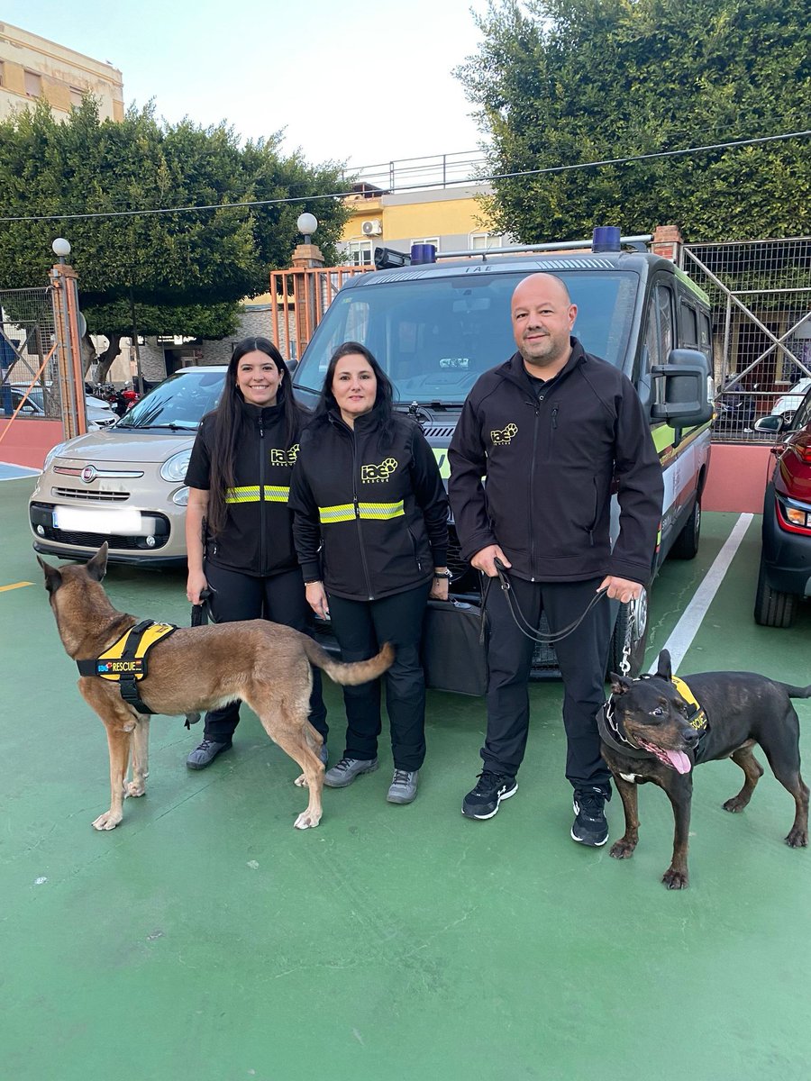 Onda Cero Melilla (@ondaceromelilla) on Twitter photo Voluntarios de la delegación de #Melilla de la ONG Intervención, Ayuda y Emergencias estuvieron el miércoles en el <a href="/CIFPMelillaRVE/">CIFP Reina Victoria Eugenia</a> con el alumnado del ciclo formativo de Técnico en Emergencias Sanitarias, Grado Medio de FP para dar a conocer su labor. facebook.com/onda.ceromelil… Voluntarios de la delegación de #Melilla de la ONG Intervención, Ayuda y Emergencias estuvieron el miércoles en el <a href="/CIFPMelillaRVE/">CIFP Reina Victoria Eugenia</a> con el alumnado del ciclo formativo de Técnico en Emergencias Sanitarias, Grado Medio de FP para dar a conocer su labor. facebook.com/onda.ceromelil…