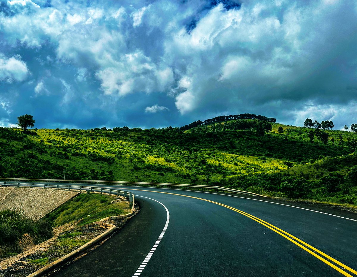 Commissioning soon…!

🚧Kapchorwa—Suam road project: A regional project linking Uganda 🇺🇬 and Kenya 🇰🇪, connecting through the border post at Suam [Uganda].

Funder: @AfDB_Group 

Contractor: China State Construction Engineering Corporation Ltd [CSCEC]

#UNRAworks