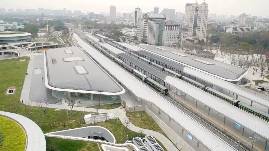 The #trainstation in #Jiaxing has been honored with two major #awards: the '2023 China Architectural Decoration Award' and the '2022-2023 National Quality Engineering Award'!👏 #UrbanOasis #JiaxingTrainStation