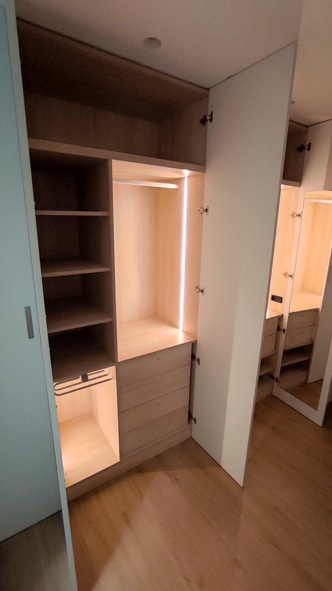 En Vikkerbaün diseñamos nuestros armarios empotrados integrando todo tipo de accesorios e iluminación para hacerte la vida más cómoda y práctica.
#vikkerbaun #elche #armarios #mueblesamedida #diseñodearmarios #interiordesign #furniture #closet #dormitorios