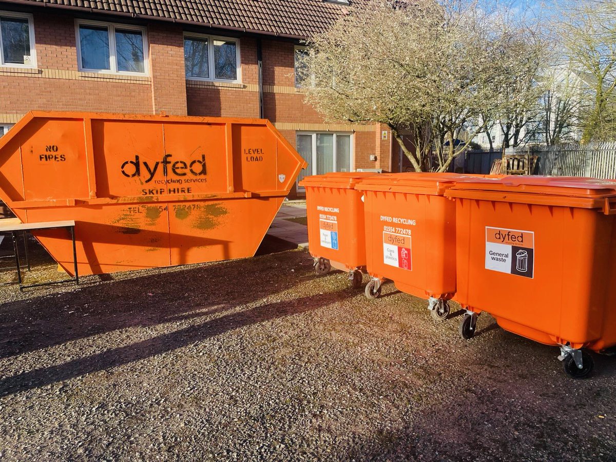 🚛♻️ @DyfedRecycling’s been hard at work delivering skips to LCV Group, at their new offices in Swansea this week! 🌟 Whether it’s for construction, renovations, or general clean-ups, we’ve got all your waste needs covered. Call 01554 772478 to find out how we can help 🙌🏼♻️