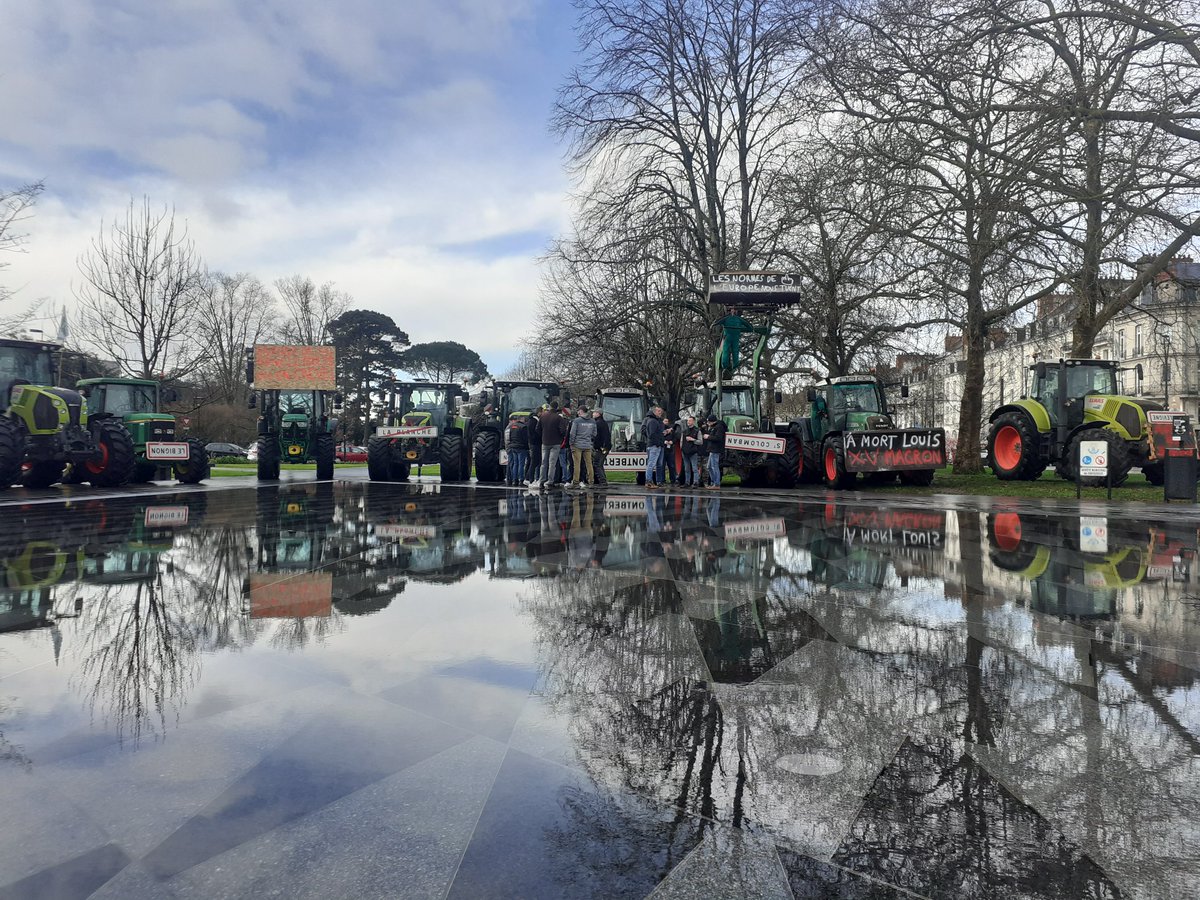 Le mouvement nest pas finit ! 🚜#OnMarcheSurLaTete 
#Nantes
