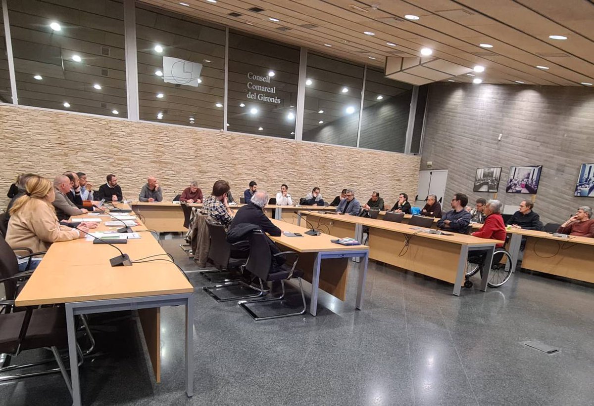 ccgirones's tweet photo. ♿ El Consell d'Alcaldies del #Gironès va acollir dimecres la presentació de #INVICTES, un servei públic i gratuït de @transit de suport a les víctimes d'accidents.
Amb Josep Bécares i Albert Carbonell de @GrupMifas, que és l'entitat que presta el servei a comarques gironines. https://t.co/cZMNf62ngT