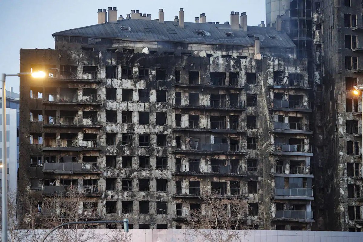 Es mi barrio. Y es absoluta la desolación.
El impacto humano del incendio de València dejará una profunda huella en esta ciudad.
Las preguntas se acumulan. El pensamiento va a las personas que han fallecido, a las familias que están sufriendo en estas horas. A los heridos. A la