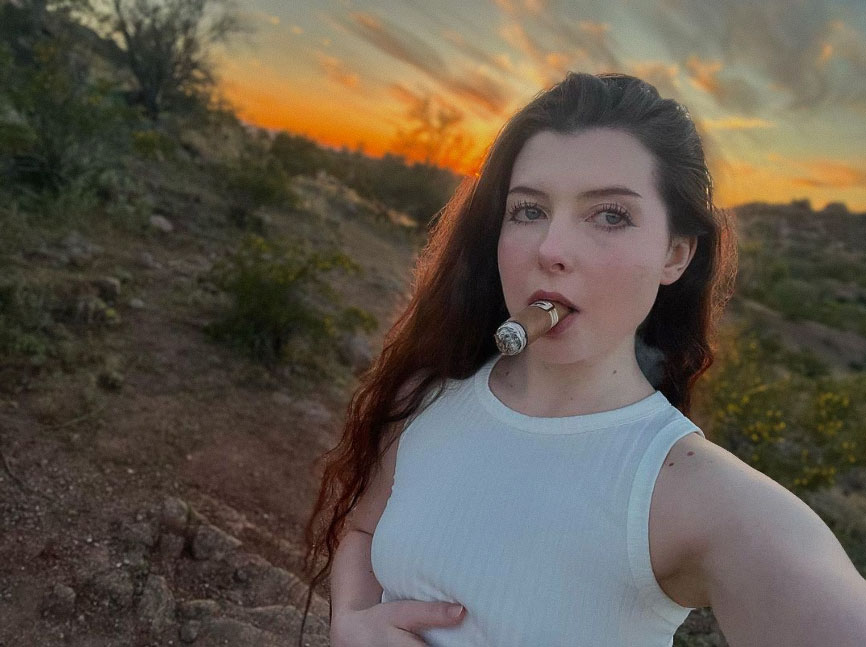 Let the worries drift away 📷 insta: cigarstunner #cigarlady #ladyoftheleaf #sotl #nowsmoking #cigarians #cigarporn #cigarpage