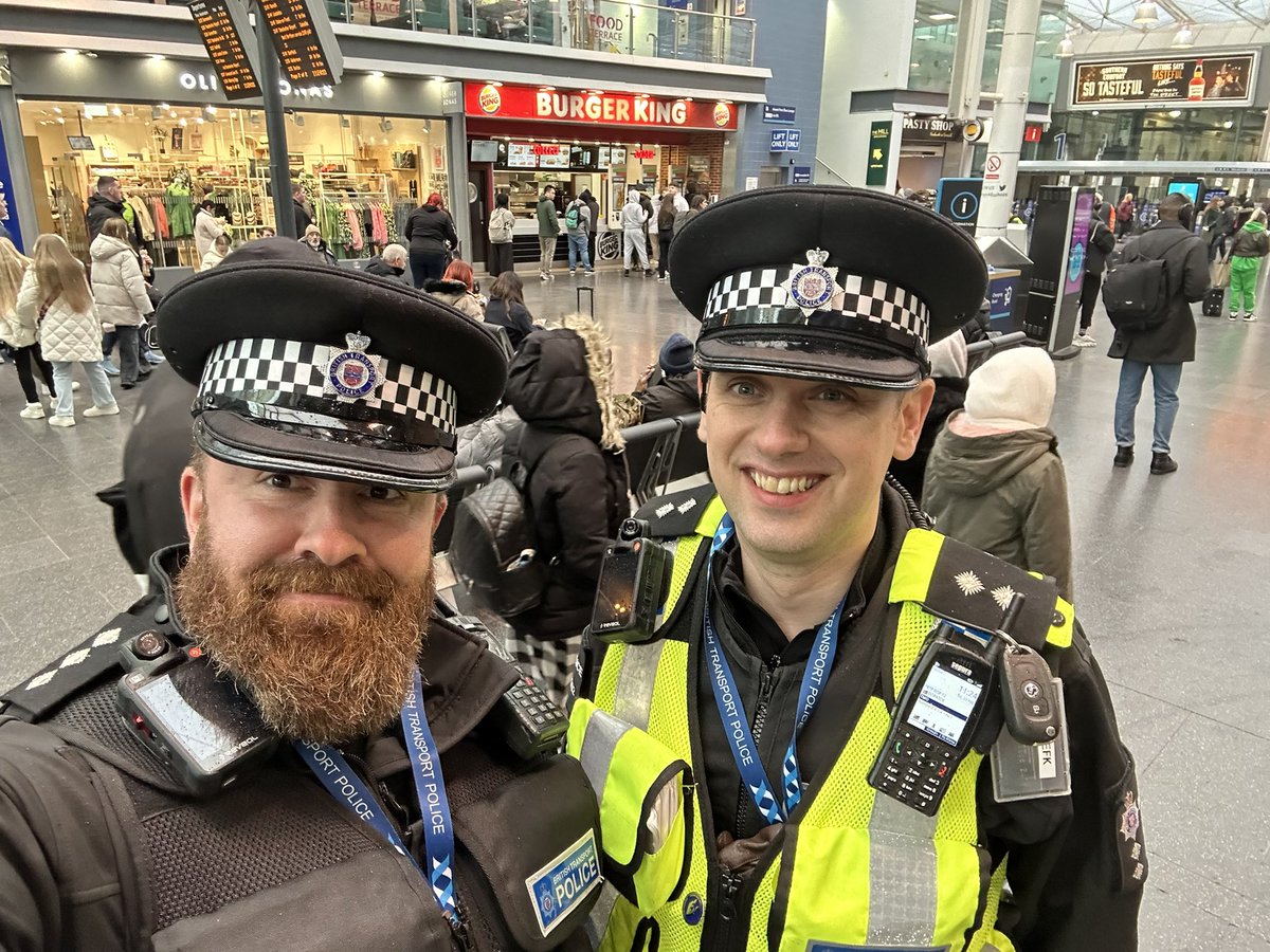 Happy Friday! it is a little bit wet today in Manchester. 🌧️ Officers are on patrol accross the city. If you need us, we can be contacted by texting 61016 or download the Railway Guardian app onelink.to/rgsoc