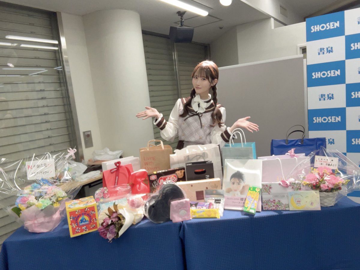 写真集イベントありがとう🥺🤍

今日もみんなのお陰で幸せな一日だ〜🐶
直接会って気持ち伝えてもらえるのが1番幸せ🫠🩷
プレゼントも沢山ありがとう！
写真集、お気に入りの1ページ見つけてね😇

沢山の人に手に取ってもらえますように〜！ https://t.co/Ey1griwoe3