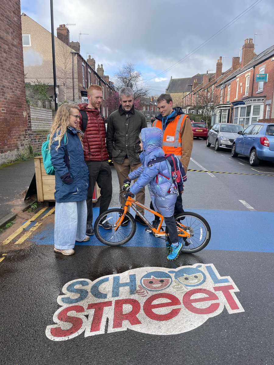 🧵As part of our Active Travel plans for SY we want to create more opportunities for wheeling, walking & cycling. That includes allowing kids to get to & from school in healthy & safe ways. It was a pleasure to visit @HB_Juniors today to see their School Street in action...