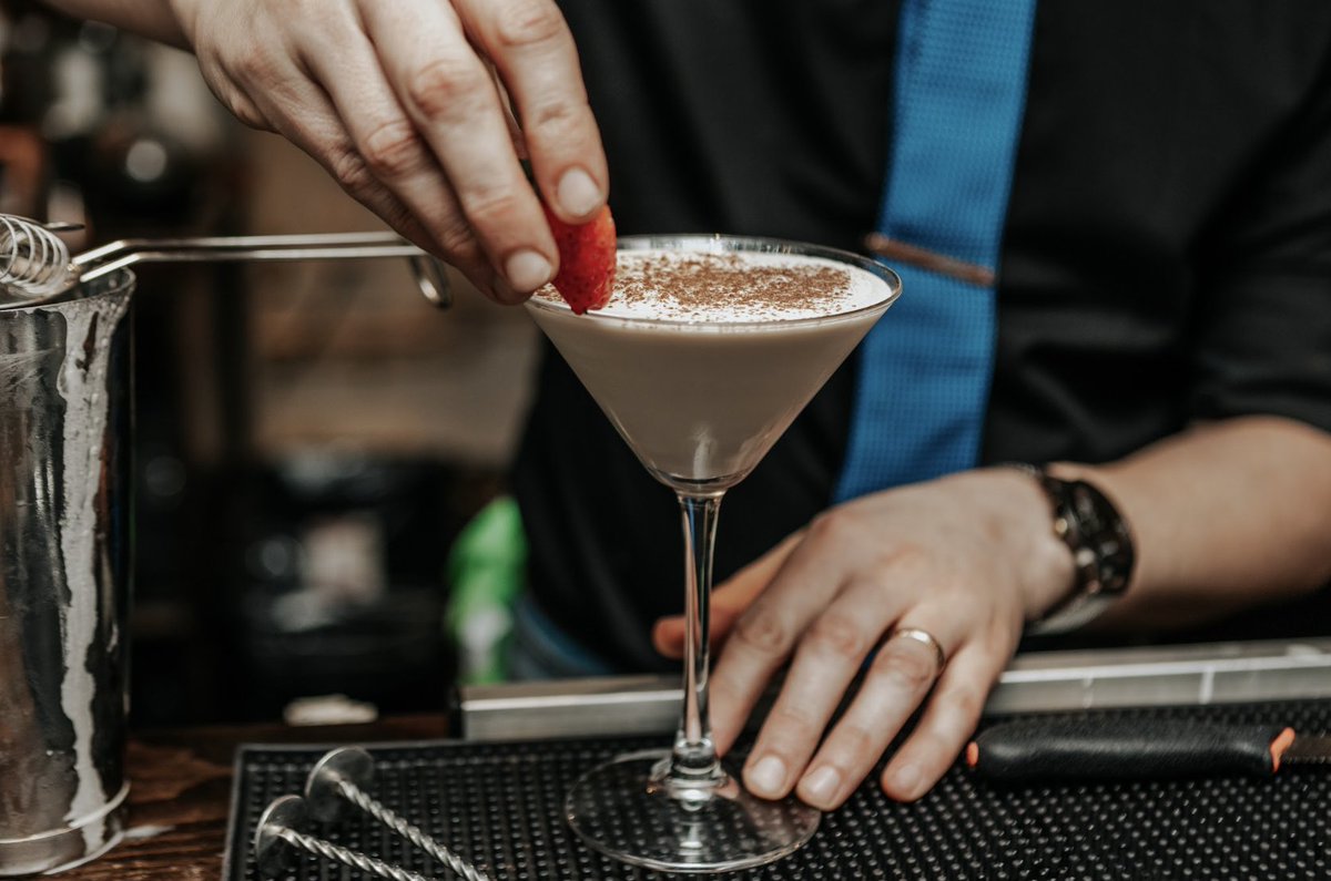 Forget a bass face... this is a cocktail making face!🍸 Our fantastic bartenders put all their love and energy into whipping up the most glorious concoctions for you all! From martinis to daiquiris and everything in between, we've got you covered 🍹 durhamoxshrewley.co.uk/booking/