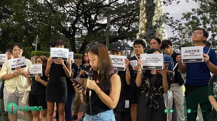 EARLIER | UP Cebu Commemorates New Bataan 5

Clad in black, members of the UP Cebu community gather at the Oblation Square for a candle-lighting protest in remembrance of the victims of the New Bataan massacre— nearly two years since the ordeal at Davao de Oro.

#StopTheKillings