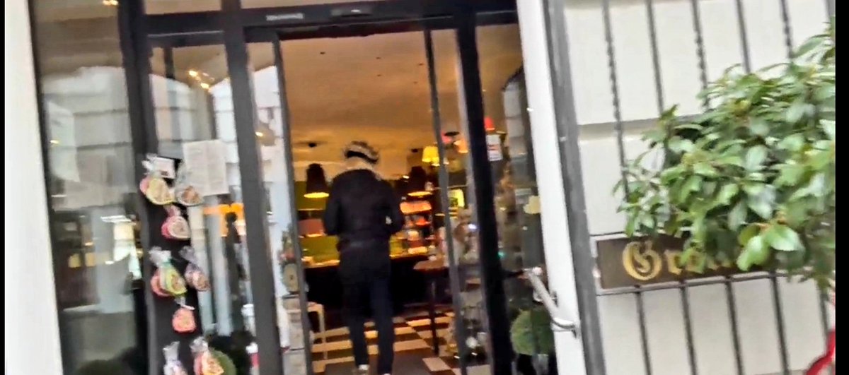kallipaidia's tweet photo. Geschafft! Martin #Sellner hat sich soeben im Café Greindl in #Passau einen Kaffee und Kuchen gekauft. 👌⚡💪🥳🏴‍☠️ https://t.co/UmHLjIfwA2