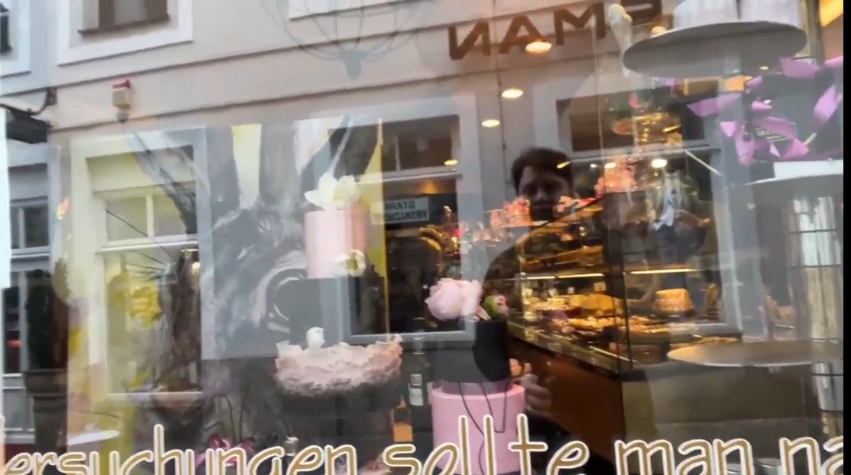 kallipaidia's tweet photo. Geschafft! Martin #Sellner hat sich soeben im Café Greindl in #Passau einen Kaffee und Kuchen gekauft. 👌⚡💪🥳🏴‍☠️ https://t.co/UmHLjIfwA2