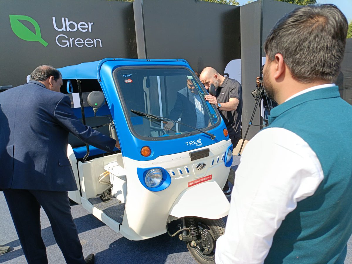 MahindraRise's tweet photo. The Mahindra Treo keeps gaining worldwide attention! After Bill Gates took it for a spin on Indian roads last year, now Uber's Global CEO Dara Khosrowshahi is exploring our electric rickshaw during his visit to India.
#GlobalRise @MahindraLMM @dkhos https://t.co/uQHZ17mZip