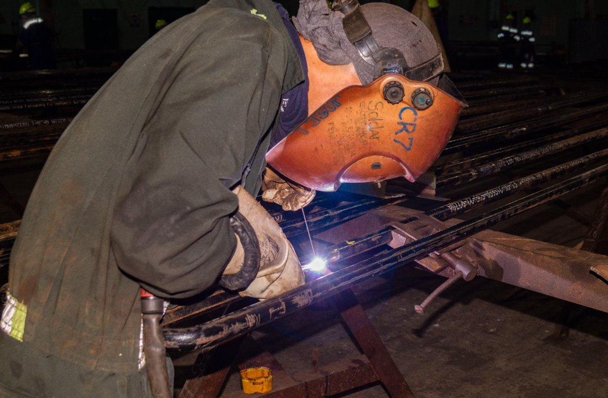 emimundo's tweet photo. Obreros del taller de Estructuras metálicas fabrican economizadores para calderas de unidades térmicas en #Cuba. 📷En el centro, perteneciente a la #EMCE, construyen también esos sistemas para la industria del níquel https://t.co/aHTWqrn2fx #CubaHoy #Holguín https://t.co/jvGAORu3ND