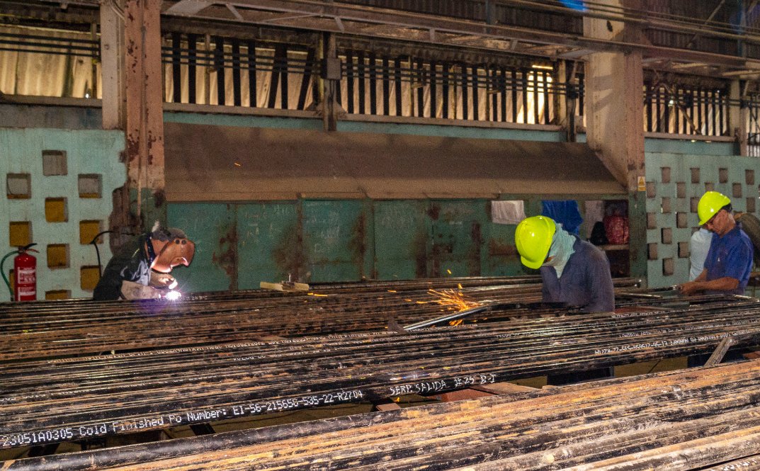 emimundo's tweet photo. Obreros del taller de Estructuras metálicas fabrican economizadores para calderas de unidades térmicas en #Cuba. 📷En el centro, perteneciente a la #EMCE, construyen también esos sistemas para la industria del níquel https://t.co/aHTWqrn2fx #CubaHoy #Holguín https://t.co/jvGAORu3ND