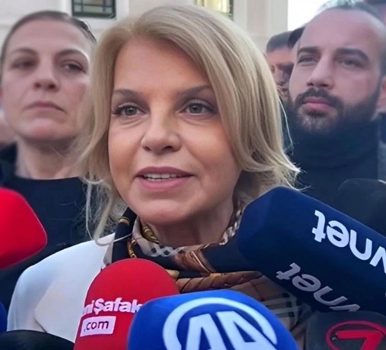 sonceneviz's tweet photo. 94 yılında devalüasyonla bir günde milletin iflasına, yuvaların yıkılmasına sebep olan ; mitinginde Cenab-ı Allahı halk’a emanet eden pıttık teyze, kurumun İstanbul’u depreme karşı hazırlama projesinden heyecan duymuş!
Şimdi teyzeye soralım; 25 yıl İBB yi, 22 yıldırda ülkeyi yöneten akp’nin aklına deprem şimdi mi gelmiş?
Ellerini tutan mı vardı, bu vakte niçin harekete geçmemişler?
493 deprem toplanma alanının 416 tanesini Avm ve diğer inşaatlara açan akp değil mi?
Çevre ve şehircilik bakanlığı yapan Kurum, bakanlığı döneminde İstanbul’u niçin depreme karşı güçlendirmemiş?