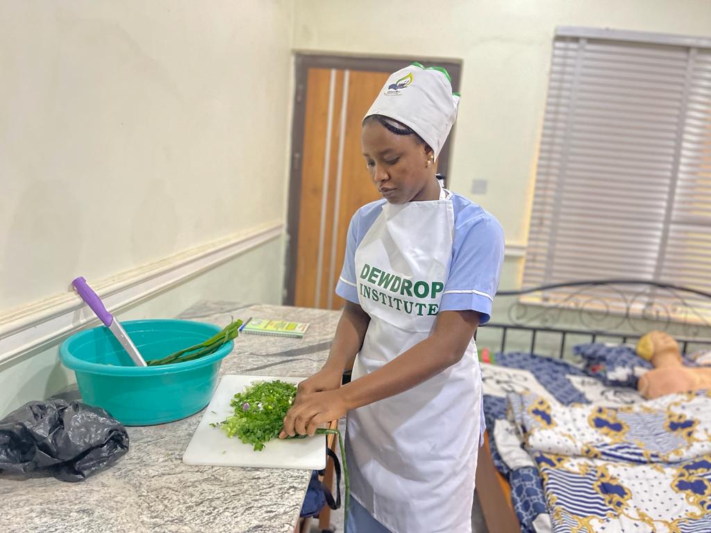dewdropInst's tweet image. 🍽️ Our Cohort 1 Caregiving learners showcased their skills in meal planning and food preparation, focusing on the dietary needs of diabetic patients. With precision and compassion, they crafted nutritious meals tailored to support optimal health. 🥗 Let's  #dewdropinstitute