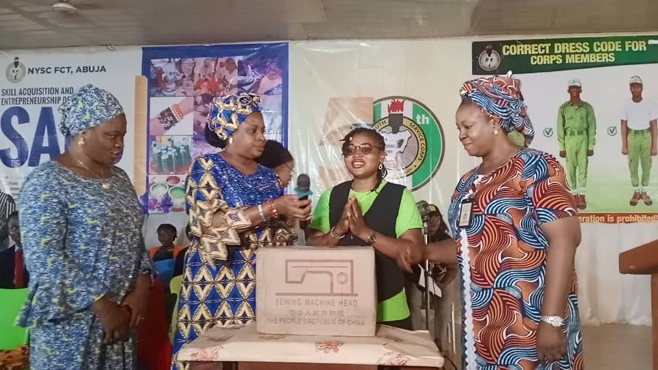 dewdropInst's tweet image. Dewdrop Institute led by Mrs. Uju, donated a sewing machine to  NYSC at Kubwa, Abuja. #dewdropinstitute #NYSC #makingarefreshingchange #MakeADifference