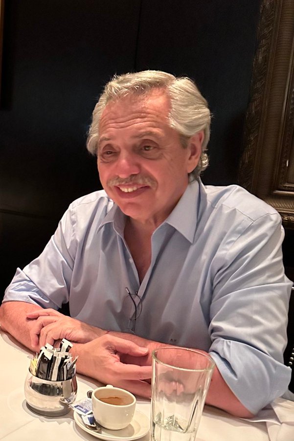 abrilcba_'s tweet image. Este personaje nefasto volvió al país, tendría que ir preso pero seguro vino a tramitar su jubilación de 7 millones. Que barato le salió destruir todo.