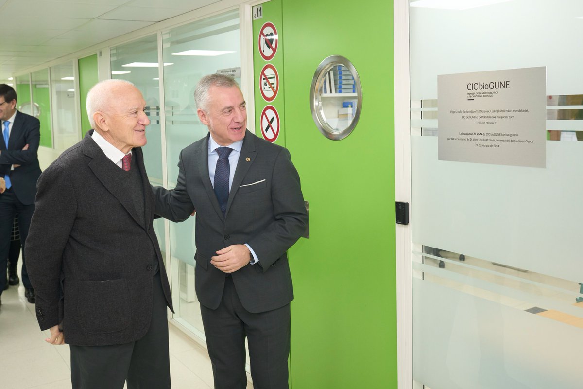 CICbioGUNE's tweet image. 🌟 #CICbioGUNE @brta_eus presenta la nueva instalación de Resonancia Magnética Nuclear (RMN)

Con el equipo de 1 GHz, la instalación se destaca en el sur de Europa, impulsando investigaciones en medicina de precisión

🔗ow.ly/jRw150QH4Jl
