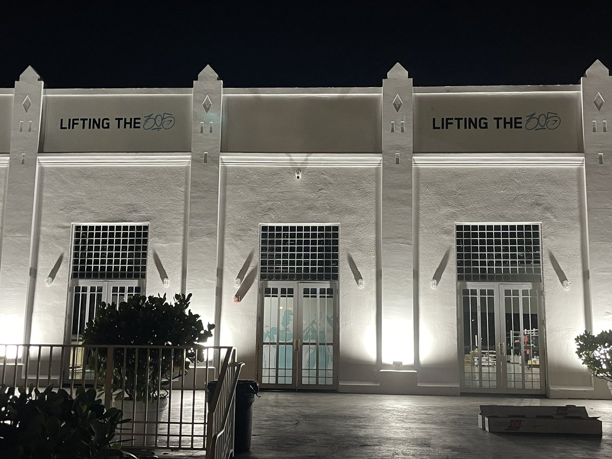 SlapEmUp's tweet image. Gymshark Lift Miami Event graphic installations interior and exterior.
