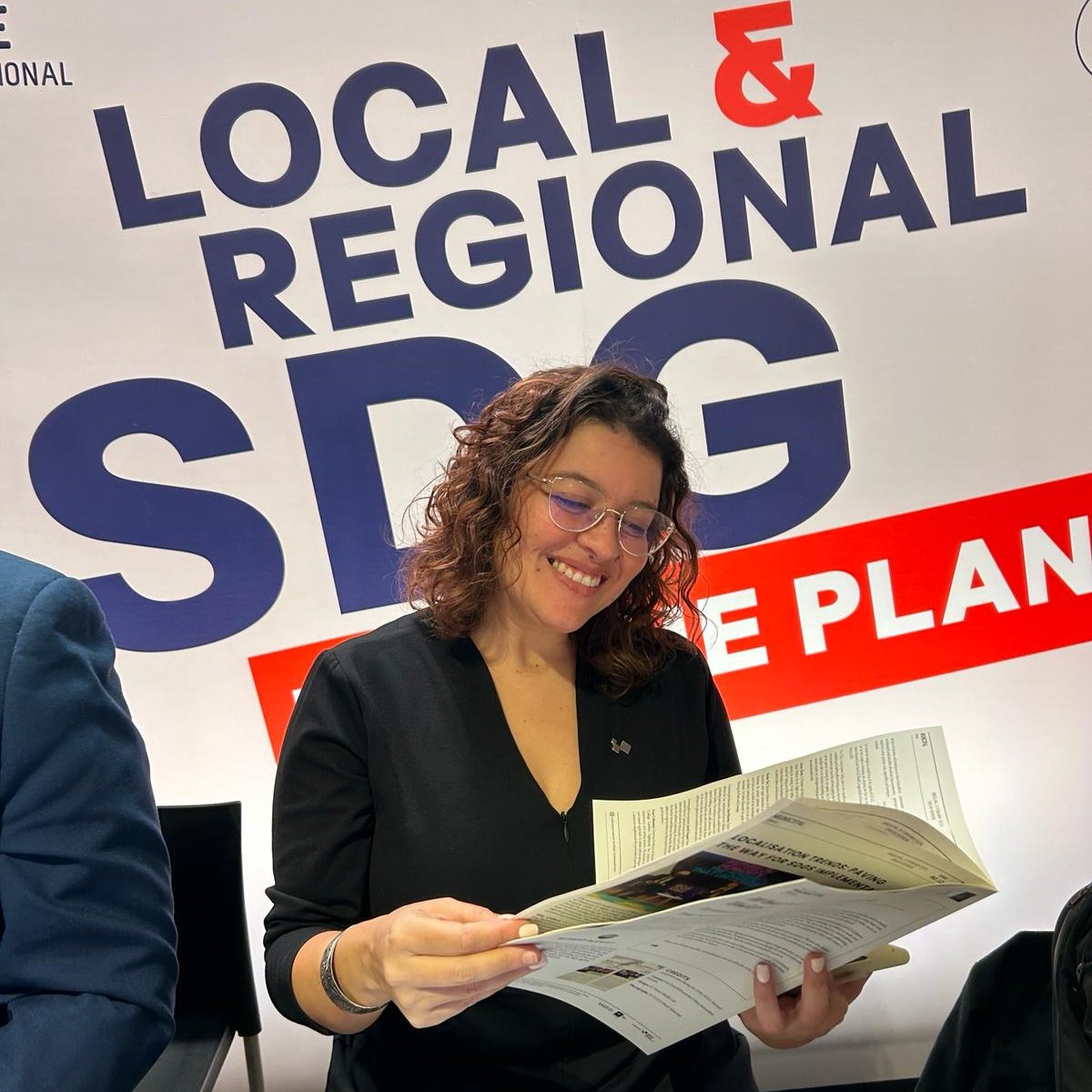 ✨🌍#ActioningLocalCare grabbed the headlines of the #MunicipalTimes!🗞️ 🦋Our publication developed with @UJInstitute & @OnCities2030 has arrived to our #UCLGMeets Retreat to bring participants the coverage for Days 3 & 4!🌼 Get yours or read it here!👉🏾t.ly/lJaia