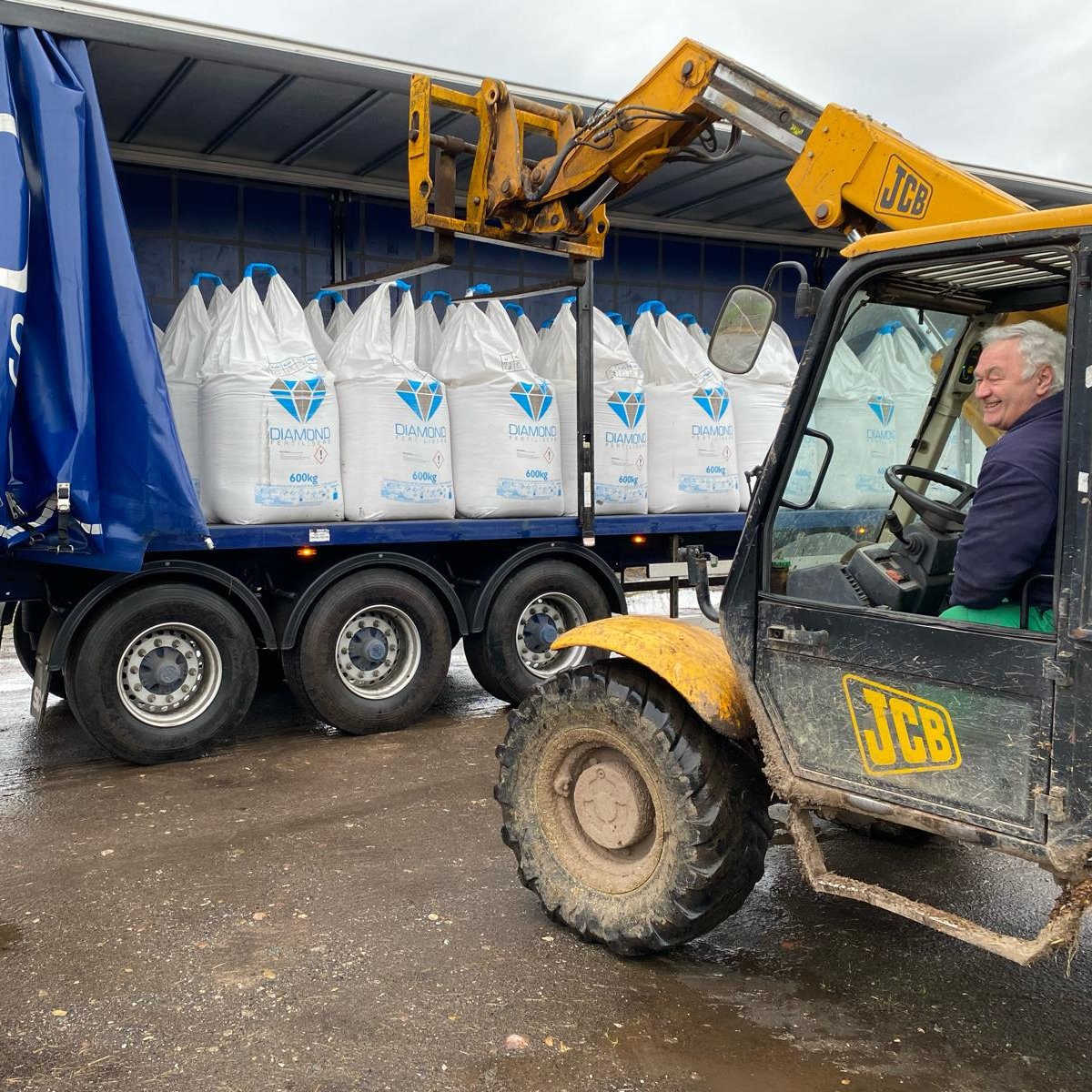 💎 ON FARM 💎

@diamondfertilisers 23.0.13 + 7So3 ordered over the weekend and delivered on farm yesterday

#fertiliser #britishfarming #diamondfertilisers #quality #service #price