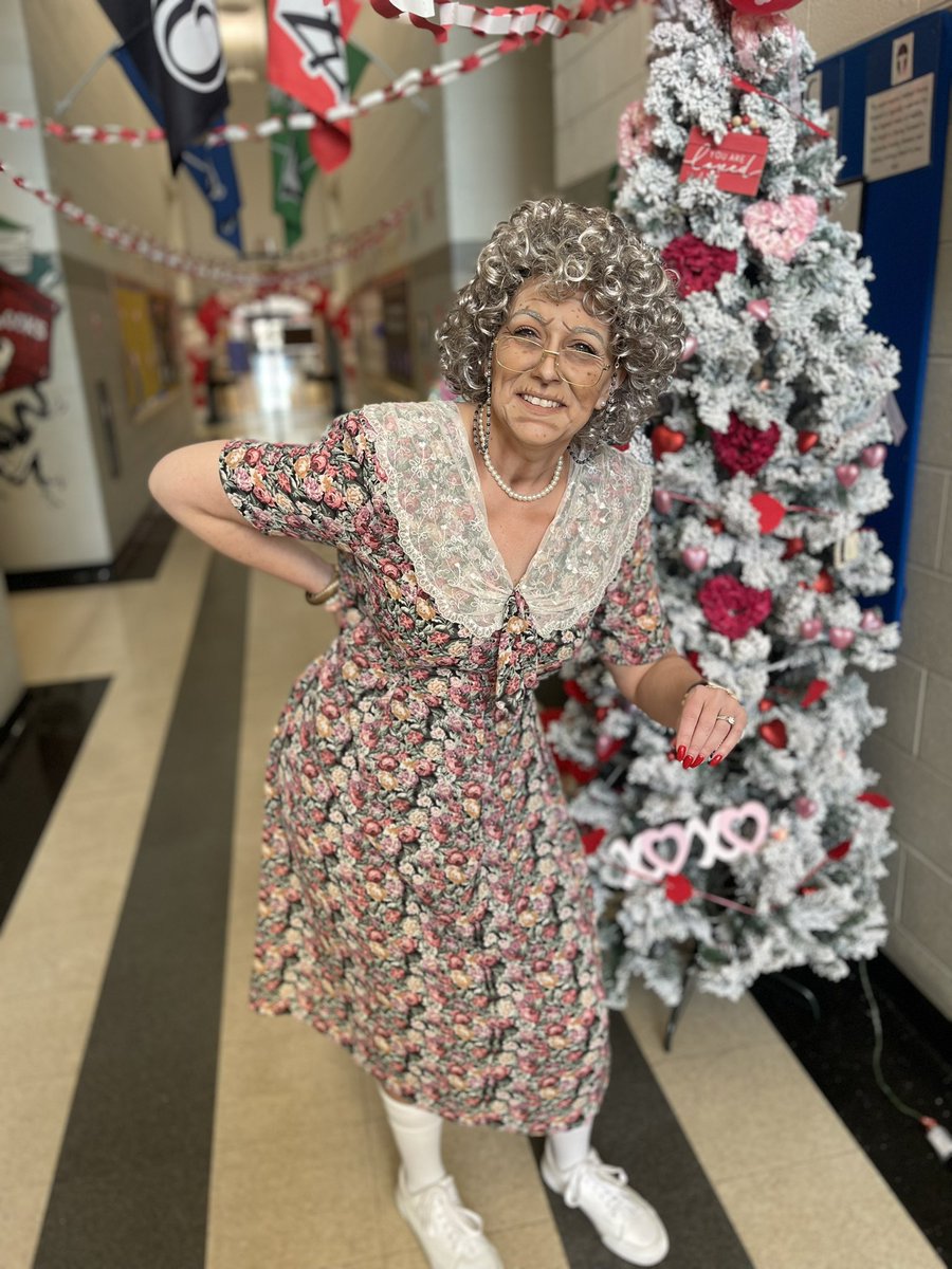 💛💜👵🏻 One of my favorite mediums for artistic expression is MAKEUP! Wednesday was our 100th Day of School + GLAMmaw Moore spent the day at @pesmustangs! @KedcARTS @KEDCGrants #FollowYourART @KingWendy_m @DrJWEvansJr