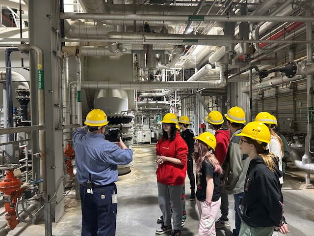 🚀 FEWS Experience 🚀
Northeast students participating in the 9th grade FEWSS (Food, Energy, Water, and Societal Systems) cohort got to see how LES generates electricity in an eco-friendly way at one of their generating stations.
Application &amp; Experience to teach concepts!