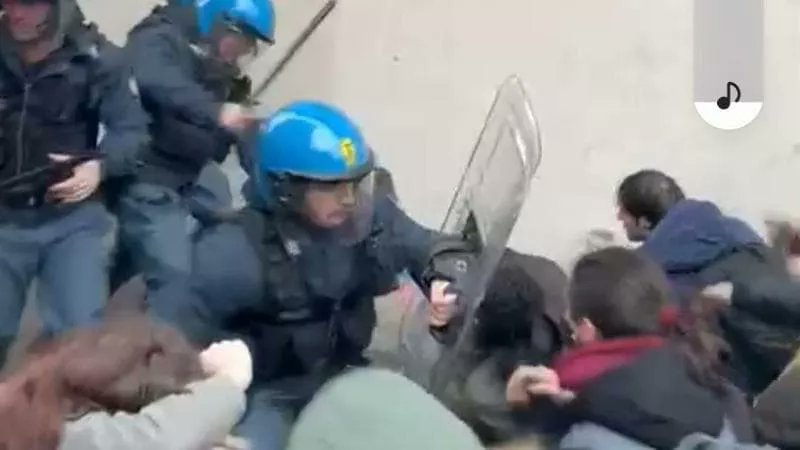 Ileniamalavasi's tweet photo. Come possiamo insegnare ai ragazzi il profumo della democrazia, della libertà di pensiero, del diritto di critica se poi usiamo i manganelli contro di loro? Il Ministro dell'Interno venga a riferire #inparlamento
(ph. credit @repubblica) #Pisa https://t.co/qc0jJ5IKoV