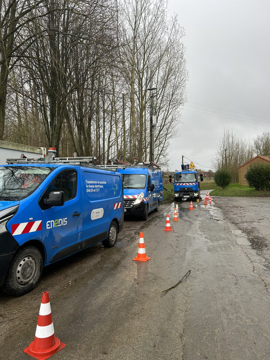enedis_hdf's tweet photo. 🚧 #EnDirect de Ecques où les équipes d’@enedis de Saint-Omer sont sur le terrain pour réparer une ligne électrique tombée à terre suite à la #TempeteLouis. Objectif : réalimenter les 400 clients privés d’électricité sur le secteur d’Ecques ⚡️#ServicePublic https://t.co/a324KltLbV