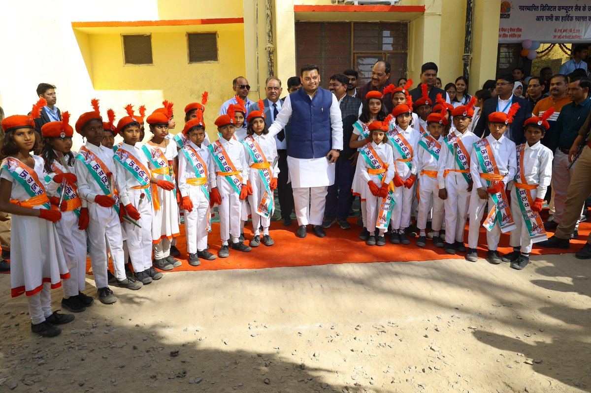 thisissanjubjp's tweet photo. आज अलीगढ़ स्थित जिला शिक्षा एवं प्रशिक्षण संस्थान में नवनिर्मित कंप्यूटर लैब एवं शिक्षण अघिगम सामग्री प्रदर्शनी का अवलोकन किया।

यह कंप्यूटर लैब विद्यार्थियों को तकनीक के इस युग में आगे रखेगा तथा उनके बौद्धिक विकास में अत्यंत सहायक होगा। https://t.co/t2S9TWtHpK