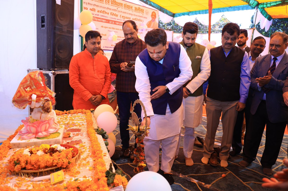 thisissanjubjp's tweet photo. आज अलीगढ़ स्थित जिला शिक्षा एवं प्रशिक्षण संस्थान में नवनिर्मित कंप्यूटर लैब एवं शिक्षण अघिगम सामग्री प्रदर्शनी का अवलोकन किया।

यह कंप्यूटर लैब विद्यार्थियों को तकनीक के इस युग में आगे रखेगा तथा उनके बौद्धिक विकास में अत्यंत सहायक होगा। https://t.co/t2S9TWtHpK