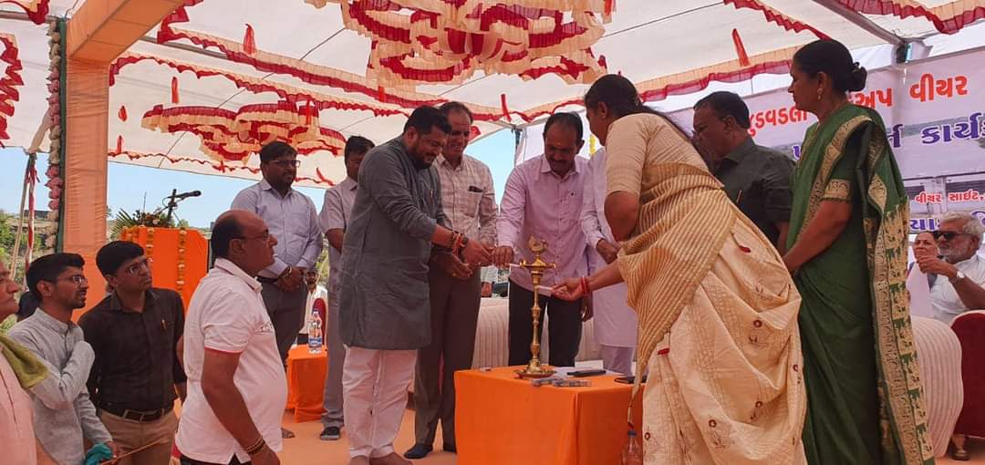 mrpithiya's tweet photo. આજે ગીરસોમનાથ જિલ્લાના ગીરગઢડા તાલુકાના જુડવડલી પીકઅપ વીયર સાઈટ ખાતે જુડવડલી પીકઅપ વીયર યોજના ખાતમુહૂર્ત કાર્યક્રમ યોજાયો હતો જેમાં હાજરી આપી હતી. અહીં ગુજરાત કેબિનેટ મંત્રીશ્રી @kunvarjibavalia જીની ઉપસ્થિતમાં આ ઉપક્રમ યોજાયો હતો...
(૧) https://t.co/nwfwqt2C8r