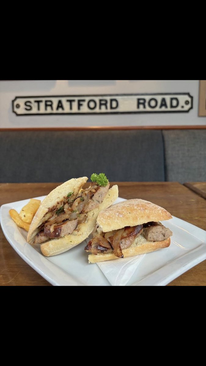 Come and take advantage of our £5 lunchtime sandwich offer.
Choose from:
•Sausage, fried onions and wholegrain mustard
•Bacon, brie and cranberry
•Chicken, chorizo and cheddar
•Beef and horseradish
•Mediterranean vegetables and hummus
.
.
.
#lunch #publunch #mealdeal