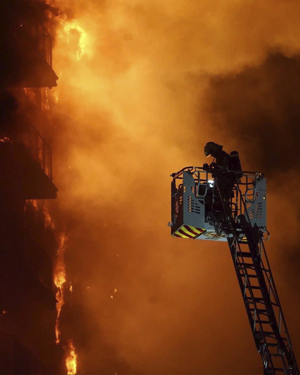 Vicente Mompó Aledo (@vicente_mompo_) on Twitter photo ⚫️ Des de la <a href="/dipvalencia/">Diputació de València</a> ens sumem al dol oficial per les víctimes de l'incendi declarat en el barri de Campanar de València.
El nostre més sentit condol i suport a les famílies afectades. Ara, ells són la nostra prioritat. ⚫️ Des de la <a href="/dipvalencia/">Diputació de València</a> ens sumem al dol oficial per les víctimes de l'incendi declarat en el barri de Campanar de València.
El nostre més sentit condol i suport a les famílies afectades. Ara, ells són la nostra prioritat.