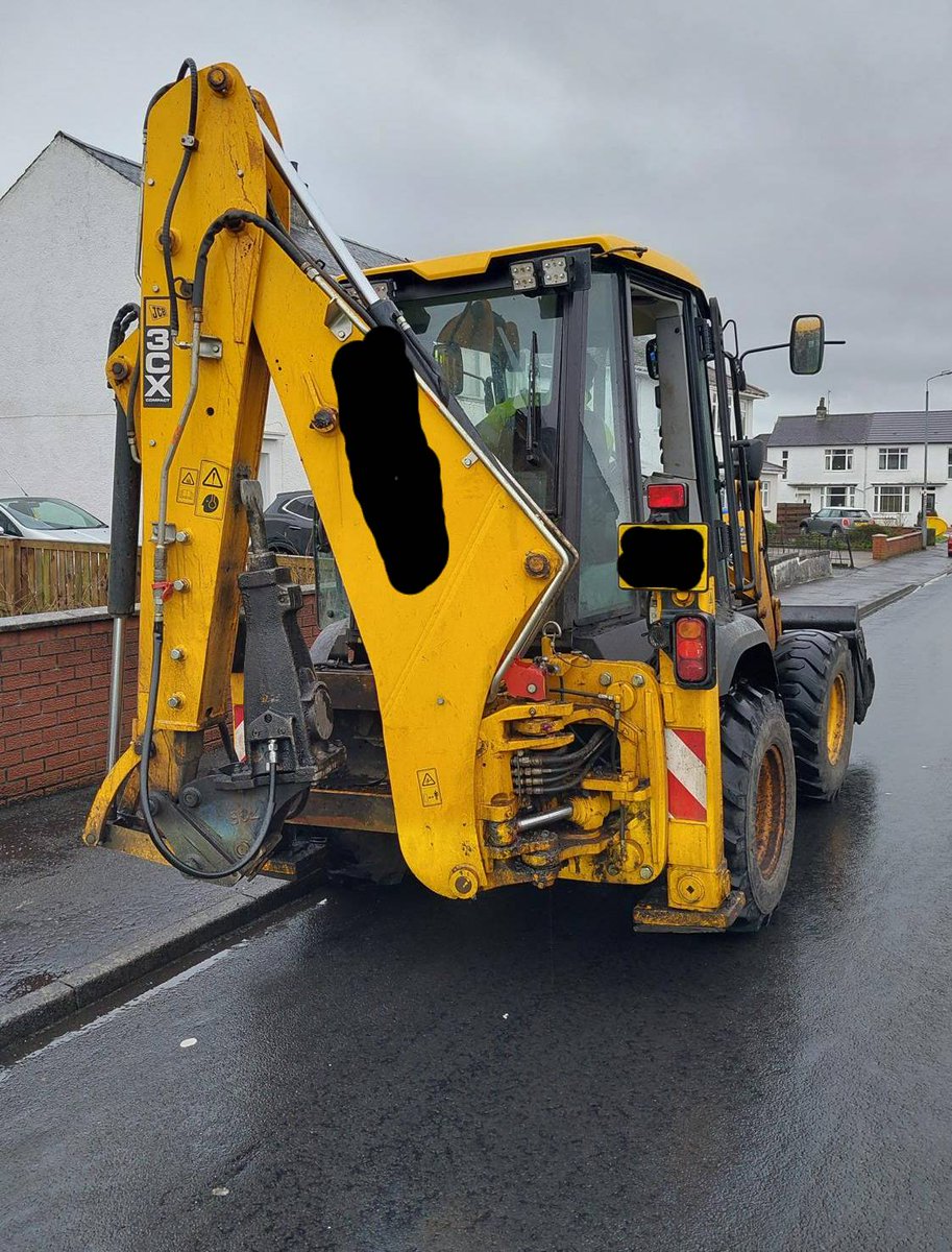 Earlyshift #DumbartonRP stopped this JCB on the #A82 #Dumbarton this morning for having no brake lights, which presented as a risk to other road users.  The vehicle was issued with an immediate prohibition and can't move until it's repaired or recovered.
#PG9 #Prohibition