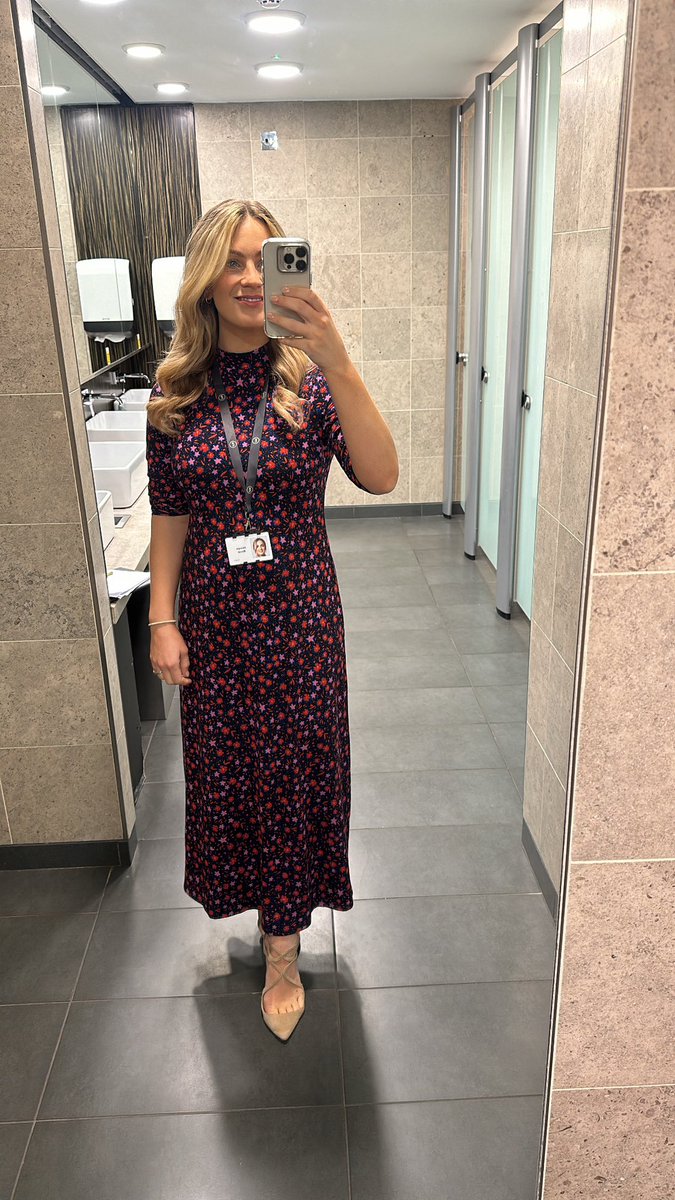 Bathroom selfie 🤳 I will be in for Alexis again today on @JeremyVineOn5 - join me at 12.40 we’ve got some great advice on the energy price cap and paying for social care 👌 @channel5_tv