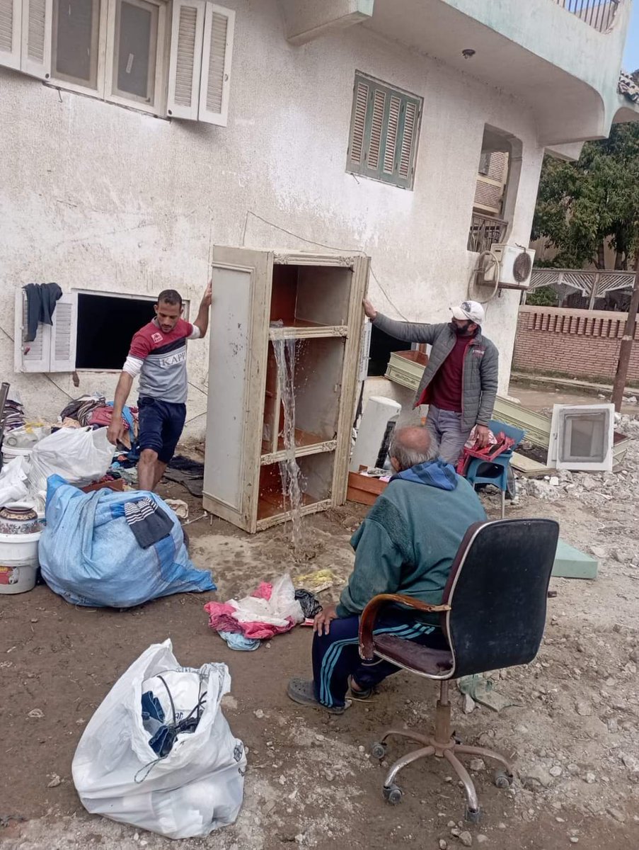 _AliBakry's tweet photo. يا مصر آخرة الظلم دا اية ؟!

عم حامد عكاشة .. بطل من أبطال حرب أكتوبر حارب مع الجيش و وقع في الأسر بعد ما اتصاب

عم حامد دلوقتي عنده 72 سنة ومريض قلب وكلى .. بدل ما الدولة تخلي بطل زي ده يعيش آخر أيامه معزز مكرم بيترمى في الشارع وبيطرد من بيته وعفش بيته يترمي في الشارع علشان في مسئول ما في الدولة قرر انه يبيع المنطقة اللي فيها بيت عم حامد لمستثمر أجنبي ويهجر أهالي المنطقة .. 

#ضاحية_الجميل #بورسعيد