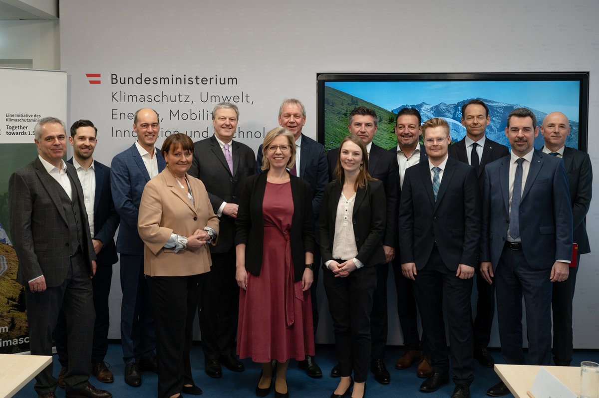 UNIQA InsuranceGroup (@uniqagroup) on Twitter photo 💪 Gemeinsam schaffen wir mehr! 🌳 Die CEOs der #GreenFinanceAlliance Mitglieder haben sich mit Klimaschutzministerin <a href="/lgewessler/">Leonore Gewessler</a> getroffen, um über Strategien zur Klimaschutzumsetzung zu sprechen. Mit dabei: UNIQA CEO Andreas Brandstetter. 📷 BMK 💪 Gemeinsam schaffen wir mehr! 🌳 Die CEOs der #GreenFinanceAlliance Mitglieder haben sich mit Klimaschutzministerin <a href="/lgewessler/">Leonore Gewessler</a> getroffen, um über Strategien zur Klimaschutzumsetzung zu sprechen. Mit dabei: UNIQA CEO Andreas Brandstetter. 📷 BMK